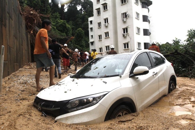 Malaysia: Xe bị ngập nước đổ về chật kín các gara ô tô - 7 Malaysia: Xe bị ngập nước đổ về chật kín các gara ô tô - 7