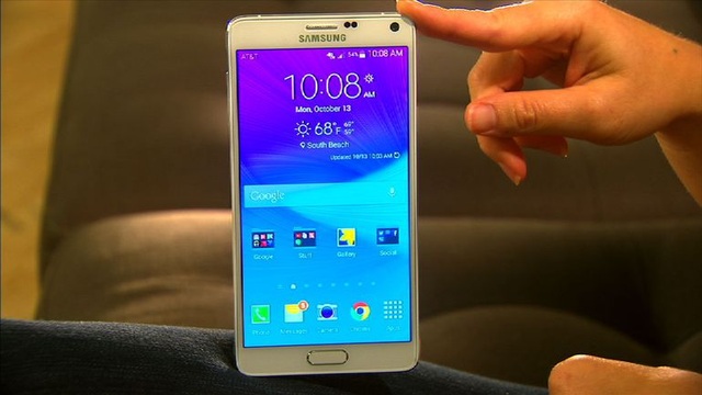 Hết Note7, Samsung lại gặp biến cố với pin trên Note4 - 3 Galaxy Note4 sở hữu màn hình 5.7-inch độ phân giải 2K, chip xử lý Snapdragon 805, RAM 3GB, và có pin 3220 mAh.