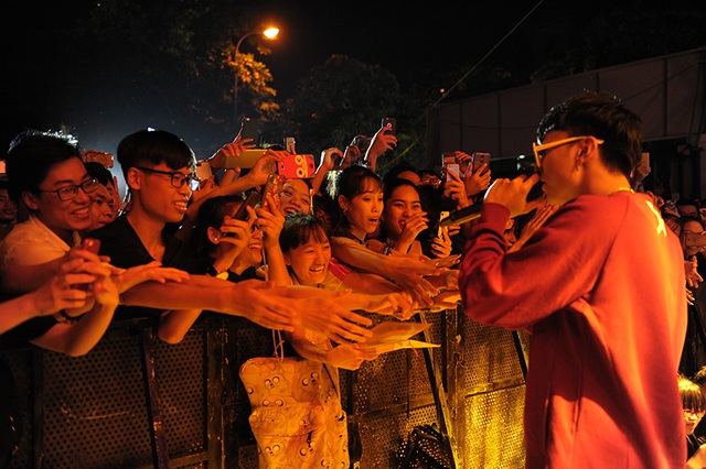 Soobin Hoàng Sơn liên tục hát 3 bản hit "đốn tim" ngàn bạn trẻ Hà Nội - 2 Soobin Hoàng Sơn liên tục hát 3 bản hit "đốn tim" ngàn bạn trẻ Hà Nội - 2