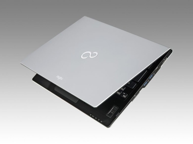 Tung ra loạt sản phẩm mới, Fujitsu tái định vị thương hiệu tại Việt Nam - 2
Laptop LIFEBOOK U937 là máy tính nhẹ nhất trên thế giới hiện nay