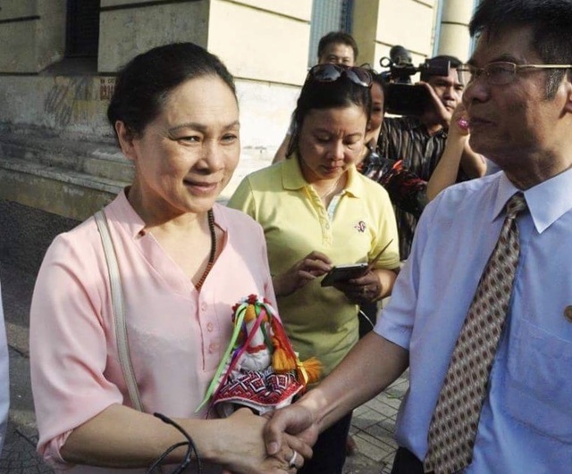 Mẹ hoa hậu Phương Nga cảm ơn Thùy Dung đã sát cánh cùng con gái - 7 Bà Hồ Mai Phương cảm ơn những người đồng hành trên hành trình tìm công lý cho con gái.