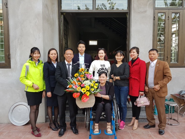 
Đại diện Hanwha Life đã kịp thời thăm hỏi sức khỏe và động viên khách hàng Nguyễn Thị Quân.
