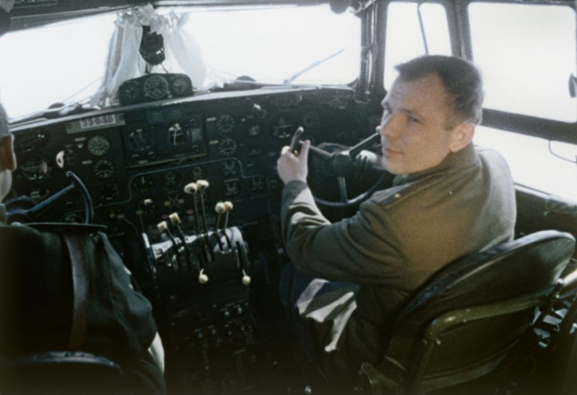 Nhìn lại dấu mốc chinh phục vũ trụ đầu tiên của con người - 12 Yuri Gagarin ngồi trong buồng lái trước khi thực hiện chuyến bay lịch sử.