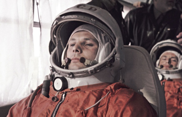 Nhìn lại dấu mốc chinh phục vũ trụ đầu tiên của con người - 14 Yuri Gagarin và Gherman Titov ngồi trong khoang trước khi bắt đầu chuyến bay vào vũ trụ ngày 12/4/1961.
