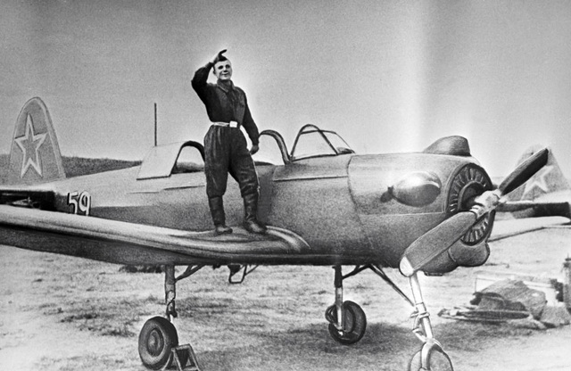 Nhìn lại dấu mốc chinh phục vũ trụ đầu tiên của con người - 2 Ngày 27/10/1955, ở tuổi 21, Gagarin được cử tới trường đào tạo phi công không quân Chkalov tại Orenburg. Năm 1957, Gagarin đã tốt nghiệp trường này và nhận tấm bằng loại A dành cho sinh viên xuất sắc.