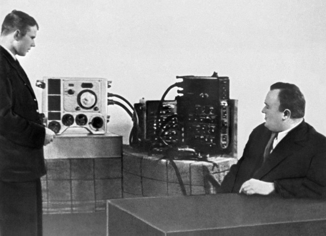 Nhìn lại dấu mốc chinh phục vũ trụ đầu tiên của con người - 9 Yuri Gagarin trong một bài kiểm tra trong chương trình huấn luyện với kiến trúc sư trưởng Sergei Korolyov - người thiết kế con tàu vũ trụ Phương Đông 1 mà sau này đưa Gagarin lên quỹ đạo trái đất.