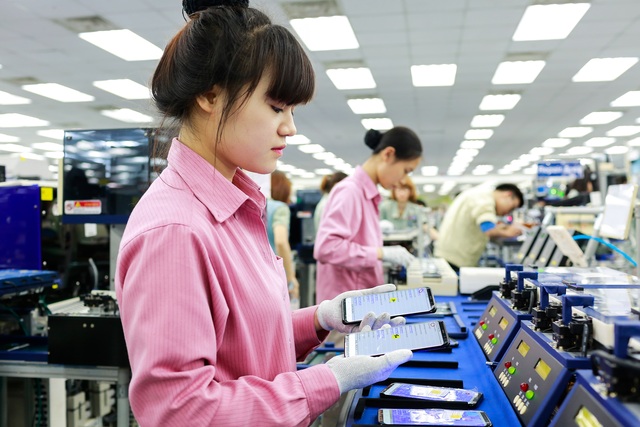 Tham quan nhà máy 5 tỷ USD sản xuất Galaxy S8, S8+ tại Việt Nam - 3
Để nâng cao tính an toàn, Samsung tăng thêm thời gian aging cho sản phẩm này thêm 72 tiếng thay vì 2 tiếng như trước đây.