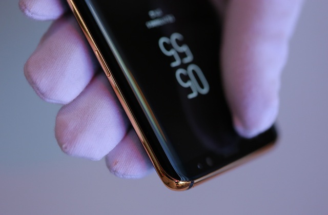 Galaxy S8 mạ vàng 24K đầu tiên tại Việt Nam, giá hơn 40 triệu đồng - 7 Galaxy S8 mạ vàng 24K đầu tiên tại Việt Nam, giá hơn 40 triệu đồng - 7