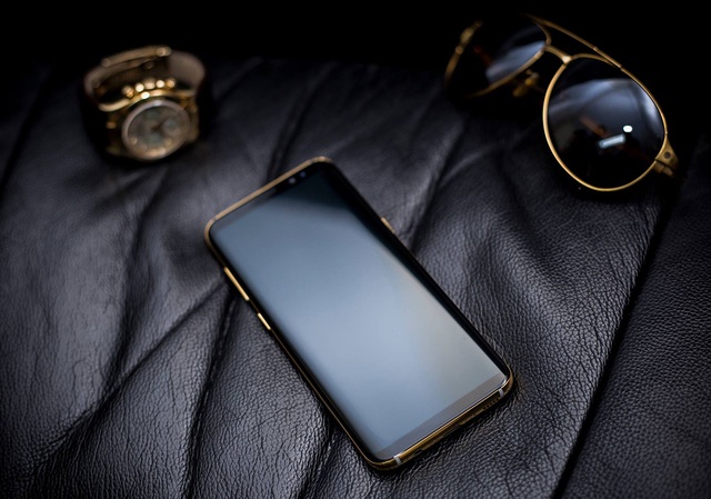 Galaxy S8 mạ vàng 24K đầu tiên tại Việt Nam, giá hơn 40 triệu đồng - 2 Galaxy S8 mạ vàng đi kèm các trang sức phối đen vàng khá đẹp mắt