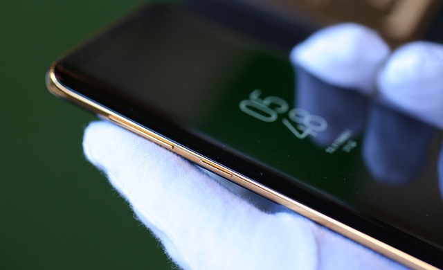 Galaxy S8 mạ vàng 24K đầu tiên tại Việt Nam, giá hơn 40 triệu đồng - 6 Các phím bấm cũng được mạ tương tự