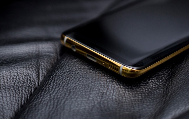 Galaxy S8 mạ vàng 24K đầu tiên tại Việt Nam, giá hơn 40 triệu đồng - 3 Cạnh dưới với khung viền mạ vàng