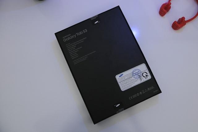 Đập hộp Galaxy Tab S3 mới nhất của Samsung, giá 16,5 triệu đồng - 4 Phía sau của máy là thông tin về cấu hình, xuất xứ của sản phẩm