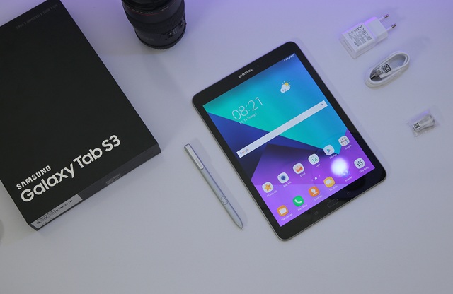 Đập hộp Galaxy Tab S3 mới nhất của Samsung, giá 16,5 triệu đồng - 5 Toàn bộ phụ kiện đi kèm máy, gồm sạc nhanh, cáp sạc USB Type-C, bút S-pen và các đầu bút thay thế