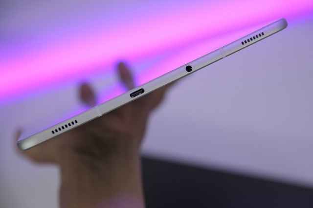 Đập hộp Galaxy Tab S3 mới nhất của Samsung, giá 16,5 triệu đồng - 7 Máy khá mỏng với độ mỏng 6 mm. Đây là cạnh dưới của máy với 2 loa, cổng sạc USB C và ngõ ra âm thanh 3.5 mm