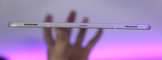 Đập hộp Galaxy Tab S3 mới nhất của Samsung, giá 16,5 triệu đồng - 8 Phía trên của máy có thêm 2 loa ngoài. Đây là hệ thống âm thanh vòm 4 loa của AKG