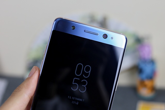 Đập hộp Galaxy Note 7 phiên bản tái sinh, giá 15 triệu đồng tại Việt Nam - 12
Hiện tại mức giá của máy vẫn khá cao nhưng khoảng 7 đến 10 ngày nữa, khi nguồn hàng ổn định hơn thì mức giá mà NoteFE bán tại Việt Nam sẽ vào khoảng dưới 12 triệu đồng.