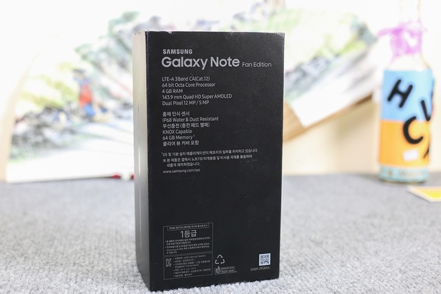 So với thế hệ trước, Galaxy NoteFE có thay đổi về cách vỏ hộp máy với biểu tượng trái tim màu xanh và dòng chữ Fan Edition. Đây là sản phẩm dành riêng cho đối tượng người dùng yêu thích dòng Note của Samsung. Mặt sau của vỏ hộp vẫn là các thông tin sản phẩm và được thay đổi đôi chút về thông số, đặc biệt là thay đổi tên sản phẩm, từ Note7 thành Note Fan Edition.