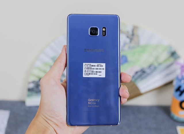 Đập hộp Galaxy Note 7 phiên bản tái sinh, giá 15 triệu đồng tại Việt Nam - 4 Về thiết kế, Galaxy NoteFE vẫn tương tự thế hệ trước đây, không có khác biệt nhiều. Vẫn là kính cường lực Gorilla Glass thế hệ thứ 5 kết hợp cùng khung viền kim loại nguyên khối.