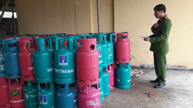 Tàng trữ trái phép hàng trăm bình gas để tết bán kiếm lời - 2 Hiện, các lực lượng chức năng đã tiến hành lập biên bản, tạm giữ tất cả số bình gas trên để xử lý theo quy định.