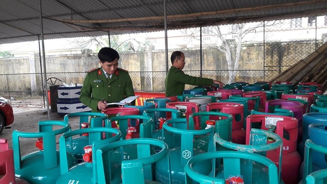 Tàng trữ trái phép hàng trăm bình gas để tết bán kiếm lời - 1 Gần 200 bình gas được Út cất giữ trái phép để dịp tết đem ra bán kiếm lời