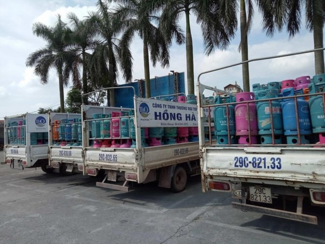 Doanh nghiệp nguy cơ phá sản vì 50.000 vỏ bình gas bị chiếm giữ trái phép - 1 Xe ô tô của hãng Hồng Hà Gas thuộc Cty TNHH Thương mại Trần Hồng Quân chở nhiều vỏ gas của hãng Vạn Lộc, Đại Lộc gas