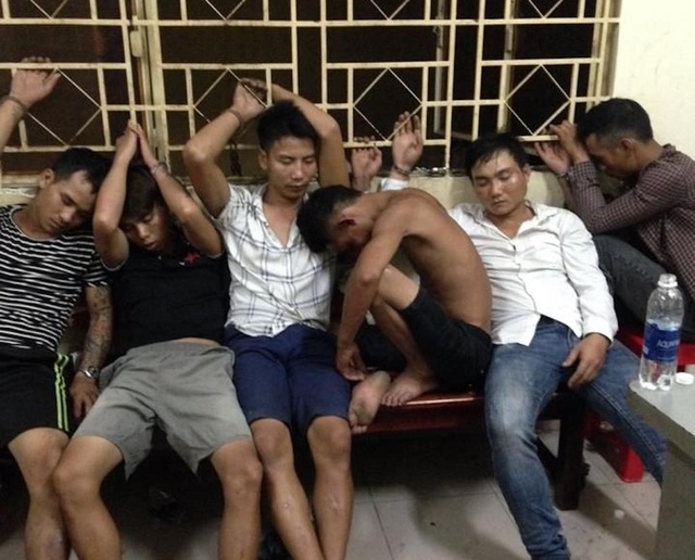 Tạm giữ 6 thanh niên đập phá, gây rối tại trụ sở công an phường - 1 Nhóm 6 thanh niên bị tạm giữ