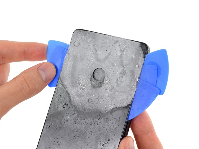 Chiếc điện thoại của cha đẻ Android khó sửa nhất thế giới - 2 Không chỉ làm nóng, các chuyên gia còn làm lạnh nguyên chiếc máy để tháo mở