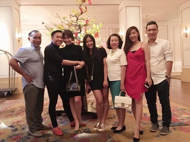 Showbiz Việt không thiếu cặp "em yêu chị" được gia đình ủng hộ như Song Hye Kyo - 3 Đại gia đình của Trấn Thành - Hari Won.