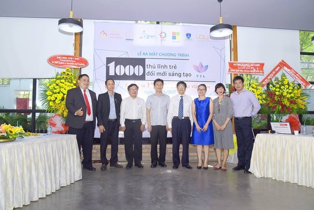 Hy vọng sức bật từ “1.000 thủ lĩnh trẻ đổi mới sáng tạo” - 1 Các thầy cô sáng lập chương trình và lãnh đạo các trường ĐH Việt Đức, ĐH Nguyễn Tất Thành.
