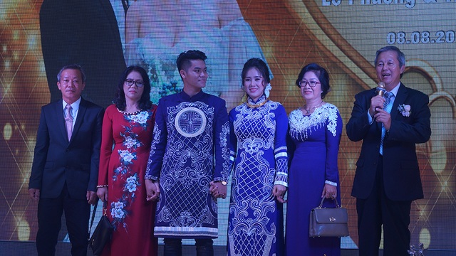 Chồng kém 7 tuổi đắm đuối hôn Lê Phương "cả phút" trong tiệc cưới - 11 Bố mẹ cô dâu và chú rể gửi lời chào và cảm ơn quan khách.