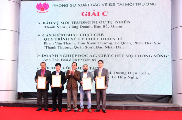 “Nhà báo viết về các hiện tượng tiêu cực, tham nhũng sẽ không cô đơn” - 3 Nhà báo Anh Thế (thứ 2 từ phải qua), Báo Dân trí đoạt Giải C, Giải Phóng sự xuất sắc về đề tài môi trường với loạt bài Doanh nghiệp độc ác, giết chết một dòng sông