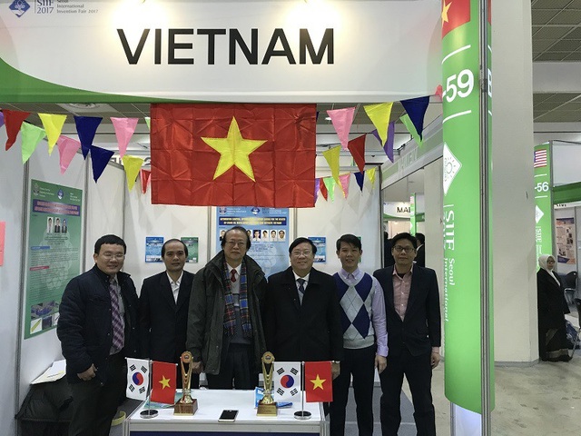 
Đoàn Vifotec và các tác giả công trình của nhà máy lọc dầu Dung Quất- Công ty Lọc Hóa dầu Bình Sơn tại Hội chợ triển lãm Quốc tế.
