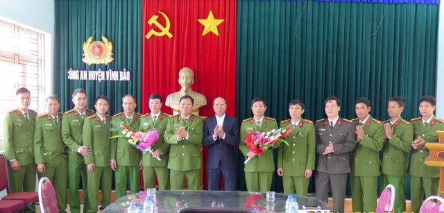 Tóm gọn băng nhóm “giang hồ làng quê” chuyên bảo kê, làm luật - 1
Khen thưởng sự thành công của ban chuyên án (Ảnh: CTV)