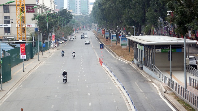 Đường phố Hà Nội thênh thang ngày mùng 1 Tết - 6
Tại đường Giảng Võ, phương tiện di chuyển dễ dàng, không còn cảnh nối đuôi nhau lưu thông như thường thấy.