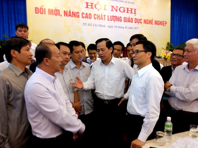 Bộ LĐ-TB&XH nói gì khi tiếp nhận thêm 500 trường trung cấp, cao đẳng? - 1
Phó Thủ tướng Vũ Đức Đam (thứ 3, từ phải sang) đang trao đổi với các đại biểu tại Hội nghị.