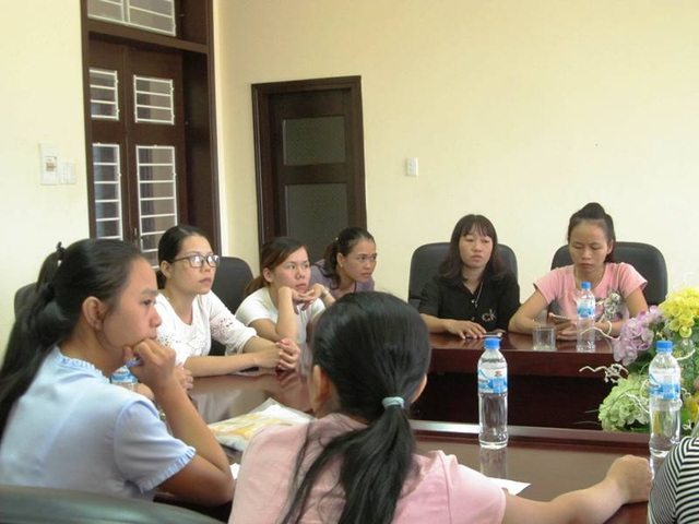 Quảng Trị: Nhiều giáo viên có nguy cơ thất nghiệp do bị cắt hợp đồng - 1 Các giáo viên ngoài biên chế trong diện bị cắt hợp đồng năm học 2017-2018 tại buổi tiếp xúc với lãnh đạo huyện