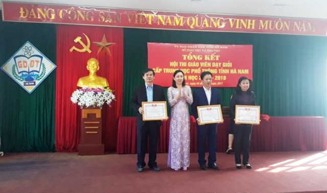Hà Nam: Công nhận 43 giáo viên được giáo viên dạy giỏi cấp THPT - 1 Các giáo viên nhận giấy khen công nhận giáo viên dạy giỏi cấp THPT tỉnh Hà Nam năm học 2017-2018