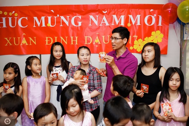 “Xuân 3 miền” vào thời khắc Giao thừa của DHS Việt tại Adelaide - 3
Tặng lì xì cho trẻ em và người già.