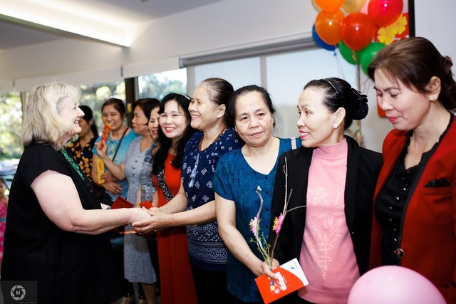 “Xuân 3 miền” vào thời khắc Giao thừa của DHS Việt tại Adelaide - 4
Tặng lì xì cho trẻ em và người già.