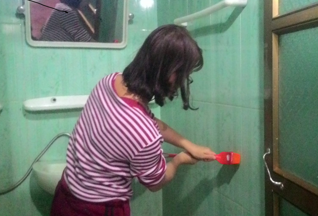 Giáo viên tất tả làm thêm ngày Tết - 1 Không ít giáo viên ở TPHCM đi phục vụ nhà hàng, giúp việc nhà trong dịp Tết để kiểm thêm thu nhập