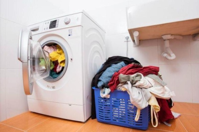 Mẹo giặt và phơi quần áo nhanh khô trong ngày nồm ẩm - 1 Không nên chất đống quần áo trong những ngày nồm ẩm.