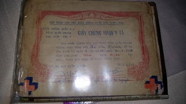 Lá cờ giải phóng thấm máu đào trở về từ bên kia chiến tuyến - 5 Giấy chứng nhận y tá của liệt sỹ Lê Văn Tánh được Denver Shannon trao trả cho gia đình cùng nhiều kỷ vật khác.