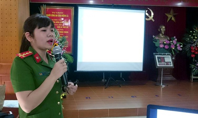 Cảnh sát giao thông “vạch” thủ đoạn làm giả giấy tờ xe - 1 Đại úy Lê Thị Kim Tuyến - Đội trưởng Đội Giám định tài liệu (Phòng Kỹ thuật hình sự - CATP Hà Nội) - hướng dẫn tại buổi tập huấn.