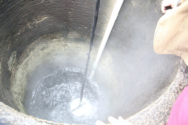 Giếng nước bốc hơi nghi ngút, nóng bất thường - 1
Giếng nước nhà bà Liên nóng lên bất thường và bốc hơi nghi ngút.