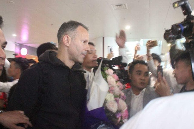 Paul Scholes và Ryan Giggs đã có mặt tại Việt Nam - 1
GIggs trong vòng vây người hâm mộ Việt Nam