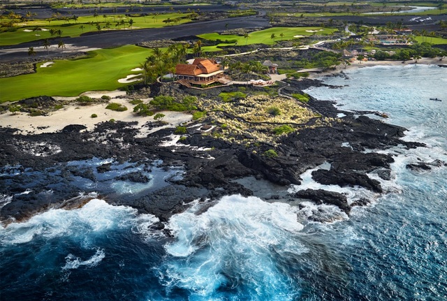 Giới siêu giàu nghỉ dưỡng ở thiên đường Hawaii thế nào? - 1 Bao bọc xung quanh Kohanaiki là những dòng dung nham nóng chảy, bãi biển với bờ cát trắng và dòng nước trong xanh ngọc bích.