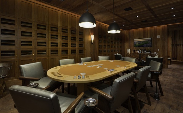 Giới siêu giàu nghỉ dưỡng ở thiên đường Hawaii thế nào? - 10 Những dãy bàn dài chơi poker dành cho các thành viên. Tại đây, họ sẽ hút xì gà giống phong cách trong phim James Bond.