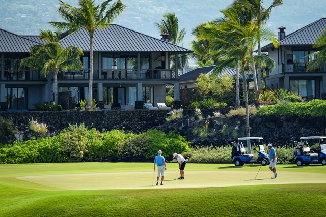 Giới siêu giàu nghỉ dưỡng ở thiên đường Hawaii thế nào? - 2 Tại Kohanaiki, các thành viên được thoải mái tham dự nhiều hoạt động giải trí ngoài trời như lướt sóng, lặn biển hay đi bộ đường dài.