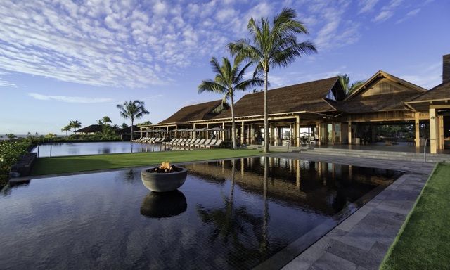 Giới siêu giàu nghỉ dưỡng ở thiên đường Hawaii thế nào? - 6 Kohanaiki vừa hoàn tất dự án trị giá 65 triệu USD nằm trên tổng diện tích 6100 m2. Ở tầng trên cùng là nhà mái nón và nhà hàng sushi của đầu bếp nổi tiếng Patrick Heymann.