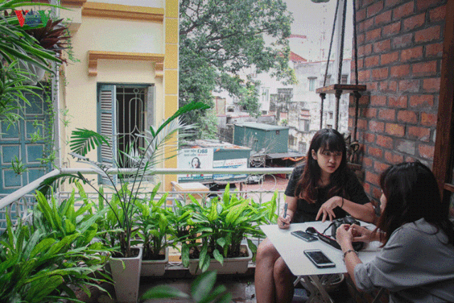 Giới trẻ kiếm bộn tiền nhờ kinh doanh homestay - 8
Chị Huyền (sinh năm 1991), chủ một homestay trên phố Dã Tượng (Hoàn Kiếm) cho biết lợi nhuận 1 tháng từ việc cho thuê phòng rơi vào khoảng 30 triệu đồng/tháng.